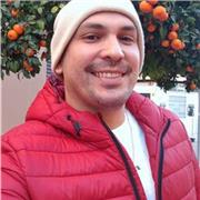 Profesor educación física especialista en voleibol imparte clase a niños de todas las edades